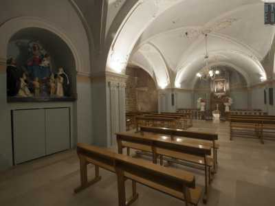 Il lato sinistro, oltre a un gruppo della Madonna del Rosario in plastica del 1952...
